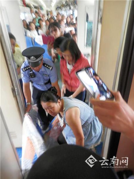 　　公安民警和众多旅客救护产妇现场