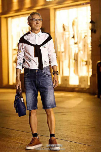 帅气的时装加上他酷酷的表情，众多网友称他为老年版的孙红雷。