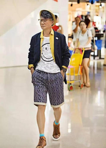 有网友表示，放鹅爷爷心态年轻，值得很多老年人学习。网友“阿哲”认为，心若在，梦就在，耍帅可以不分年龄，只要心态年轻，做什么都不晚。摸着自己的肚子感慨下，岁数差的多就算了，外形差距怎么也这么大呢，求保持帅气的良方。