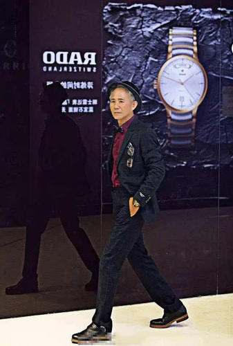 网友“亲爱的葵”表示，当下，不少老人的退休生活就是带孩子，没有其他生活乐趣，这位老爷爷的生活方式，值得其他老人参考、学习，老年人的退休生活，也可以很潇洒、很帅气。