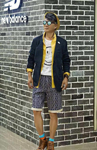 网友“飞猫大人”表示，这组照片让我们看到，老年人的世界里也有有趣、好玩、不一样的一面，用心才能发现美，为这个创意点个大大的赞。