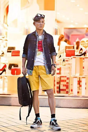 近日，一组洛阳71岁“放鹅爷爷”王周松的写真照走红网络，照片的主人公是一位养鹅老人，经化妆师精心打扮，他穿戴多款时尚服饰入镜，看上去格外有范儿。