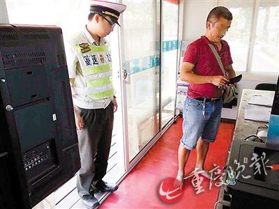 男子光脚开车反问警察：哪条法律规定不准？（图）