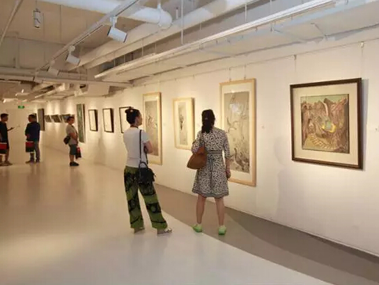 参观者正在认真的观看艺术家的作品 参观者正在认真的观看艺术家的作品