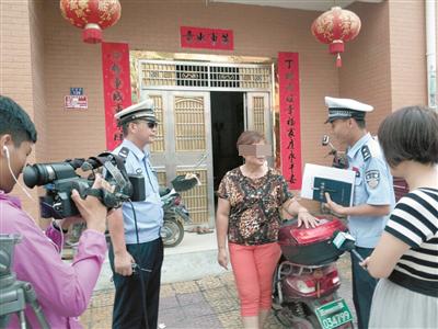 三亚出新招治闯红灯:一人闯红灯 全家学交规