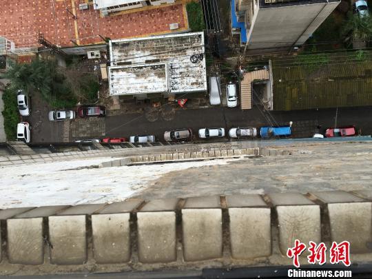 昆明数小区外墙砖脱落如“俄罗斯方块”威胁路人安全