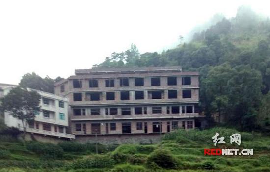 曝湖南一村支书新盖房比小学还大 将立案调查