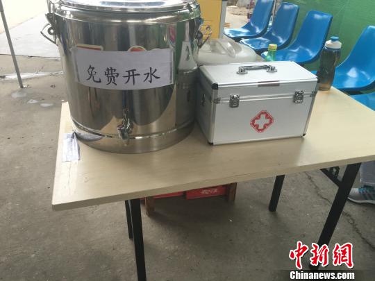 图为石家庄“公交休憩驿站”内的便民服务?！±钛?摄