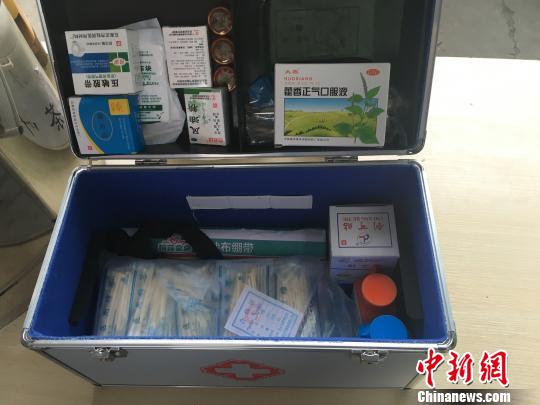 图为石家庄“公交休憩驿站”内为市民免费提供的一些医药用品。　李洋 摄