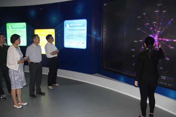 1471225203536348.jpg 调研组参观智慧南京信息化成果展示厅.jpg