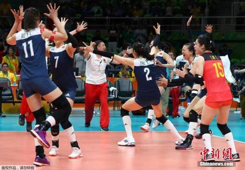 北京时间8月17日上午9时15分，里约奥运会中国女排在1/4决赛中，中国女排经过5局苦战3-2战胜东道主、卫冕冠军巴西队，晋级四强。