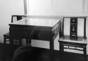 红帮裁缝泰斗、90多岁的戴祖怡老先生捐出自己结婚时使用的部分家具