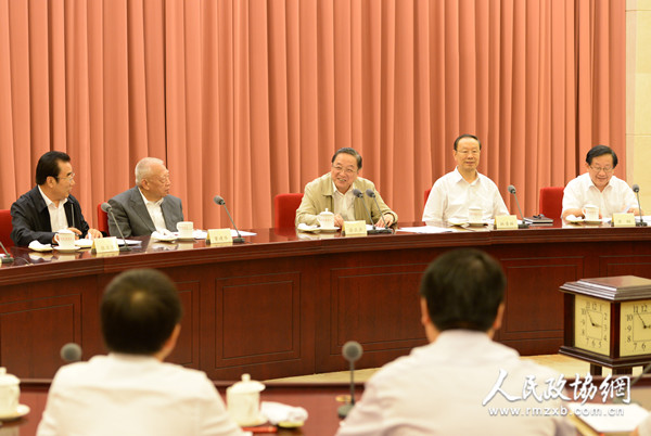 　　8月18日，全国政协在北京召开第54次双周协商座谈会，围绕“国际科技合作与大科学计划”建言献策。全国政协主席俞正声主持会议并讲话。本报记者 姜贵东 摄