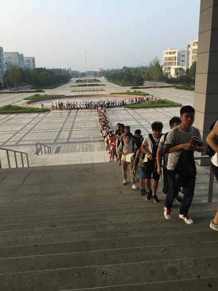 山东考研四千人上辅导课 凌晨四点图书馆已排队