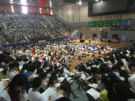 山东考研四千人上辅导课 凌晨四点图书馆已排队