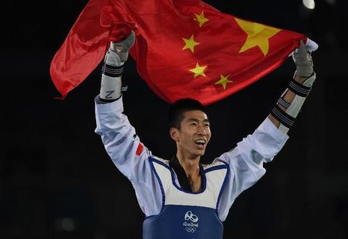 里约时间8月17日，赵帅庆祝夺冠。 当日，在2016年里约奥运会跆拳道男子58公斤级决赛中，中国选手赵帅战胜泰国选手，夺得冠军。新华社记者韩瑜庆摄