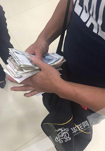 男子熬夜看奥运直播 次日银行柜台存钱时睡着