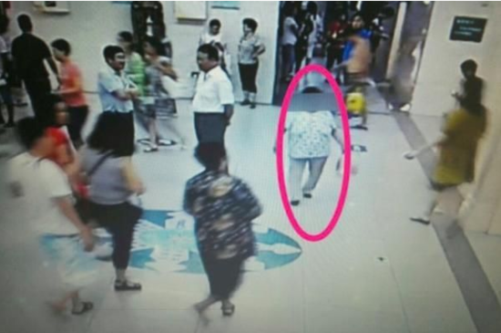 六旬老太假装腿脚累找座位 专偷邻座病人看病钱