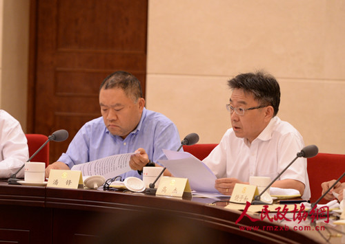 图②高杰委员（右一）在会上发言。