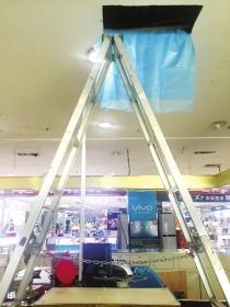 8月17日，书院路一商场，被盗的金器柜台正上方天 花板上被小偷锯开的长方形缺口。图/记者陈正