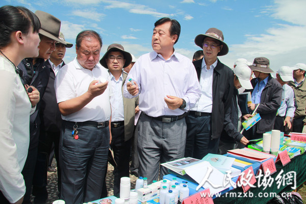 农业部副部长于康震在刚察县了解包虫病基因工程疫苗的使用情况_副本 农业部副部长于康震在刚察县了解包虫病基因工程疫苗的使用情况_副本