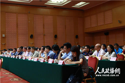 九、聚精会神，认真听取专家发言。张耀勇   梓涵  摄影