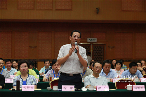 一、民盟云南省委副主委、云南省科技厅厅长徐彬向专家提问。左一为民盟中央副主席、云南省政协副主席、民盟云南省委主委倪慧芳在聚精会神地听专家论述。右一为民盟云南省委驻会副主委徐宁。王德华、黄家友  摄影