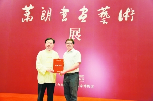 中国国家博物馆馆长吕章申(左)向萧朗家属颁发收藏证书 中国国家博物馆馆长吕章申(左)向萧朗家属颁发收藏证书