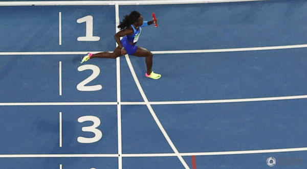 国际田联弯腰帮美国女队捡接力棒2 国际田联弯腰帮美国女队捡接力棒2