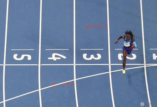 国际田联弯腰帮美国女队捡接力棒 国际田联弯腰帮美国女队捡接力棒