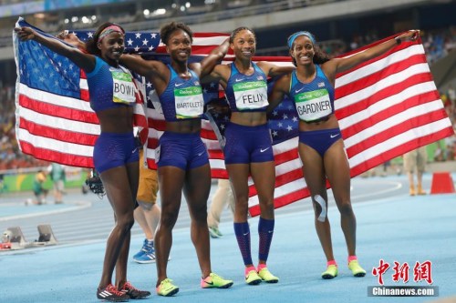 美国队获得2016里约奥运女子4X100米接力冠军，右二为艾莉森<a target='_blank' href='http://www.chinanews.com/' >中新网</a>记者 盛佳鹏 摄