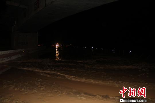 新疆阿克苏境内高速公路发生泥石流百余辆车被困（图）