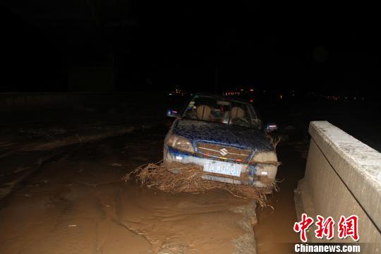 经过车辆被困淤泥中?！⊥粲?摄