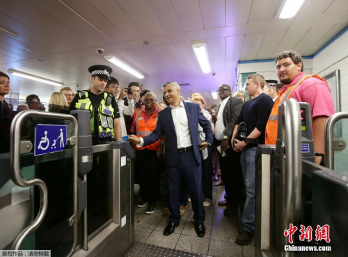 伦敦市长萨迪克·汗试乘车。