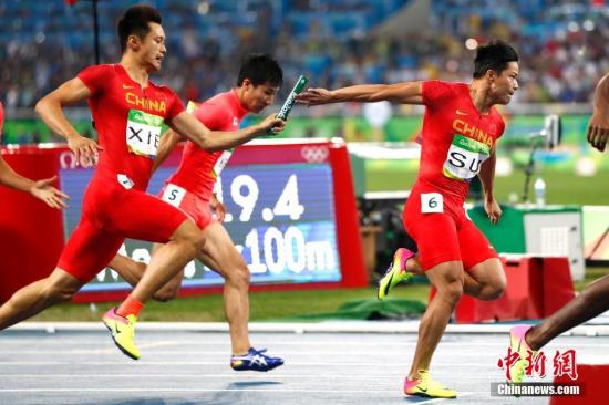 北京时间8月20日上午，在里约奥运会男子4x100米接力决赛中，由博尔特领衔的牙买加队如愿卫冕，这也是博尔特在三届奥运会上斩获的个人第九枚金牌。美国队被取消成绩，日本队收获银牌。由汤星强、谢震业、苏炳添、张培萌组成的中国队最终排名第四。图为中国队在比赛中。<a target='_blank' href='http://www.chinanews.com/' >中新网</a>记者 富田 摄