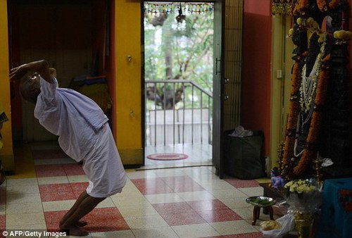 印度120岁僧人的长寿秘诀： 禁欲做瑜伽不吃调料