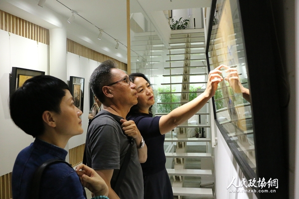 艺术家袁武(中)与高毅(右) 艺术家袁武(中)与高毅(右)