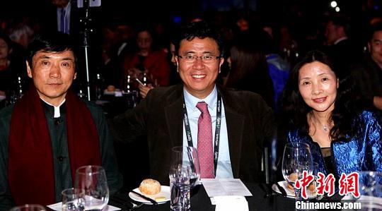 从左至右：曹文轩、张明舟，以及儿童文学作家、曹文轩妹妹曹文芳。　孟令媛 摄