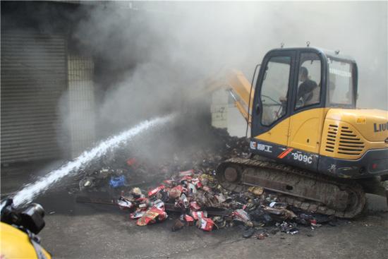 四川一门店突发大火 挖掘机“帮忙”灭火