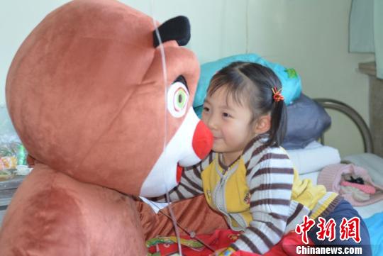 志愿者装扮成熊大、美羊羊、小老虎、小恐龙、小熊猫、魔术师、小丑、超人、蜘蛛侠等中国儿童喜欢的卡通形象，缓解患儿对病痛的恐惧。　范丽芳 摄