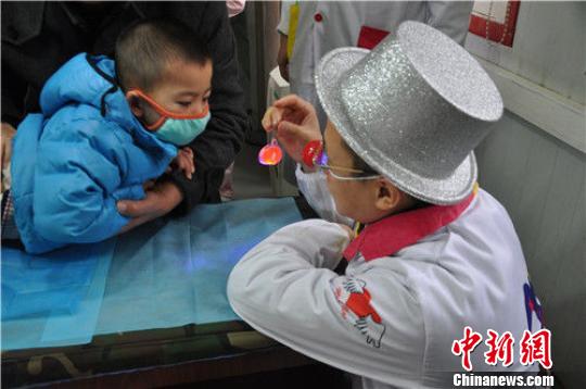 为了提高“小丑医生”团队服务质量，陈晨多次组织成员进行急救知识，心理常识，绘画、魔术、舞蹈等多种技能的培训?！》独龇?摄