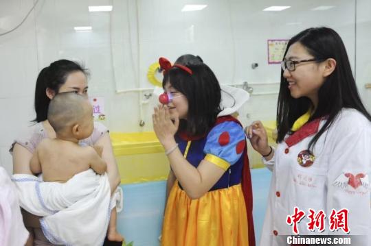 志愿者装扮成熊大、美羊羊、小老虎、小恐龙、小熊猫、魔术师、小丑、超人、蜘蛛侠等中国儿童喜欢的卡通形象，缓解患儿对病痛的恐惧?！》独龇?摄