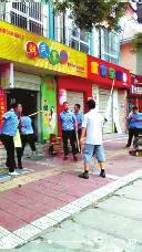 执法时被店主持刀踩倒在地 城管打砸商铺(图)