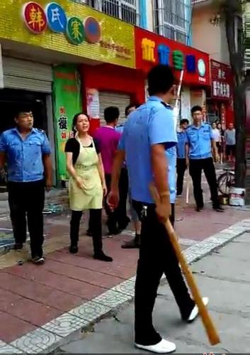 执法时被店主持刀踩倒在地 城管打砸商铺(图)