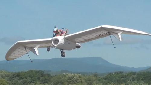 昨天，历经十三年打造而成的[Mowe（德语海鸥之意）]滑翔机，与公众见面。八谷像娜乌西卡一样，单人驾驶Mowe，放飞少年梦想。