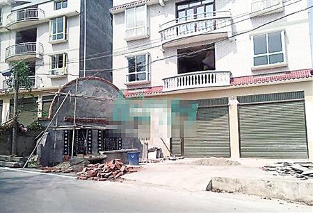 两家人闹矛盾 一方将坟修到另一家人的大门口