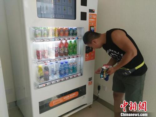 最“壕”公厕亮相宿迁街头有阅览室能上网还能看电视