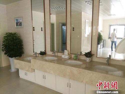 装饰一新的洗漱区?！×趿?摄