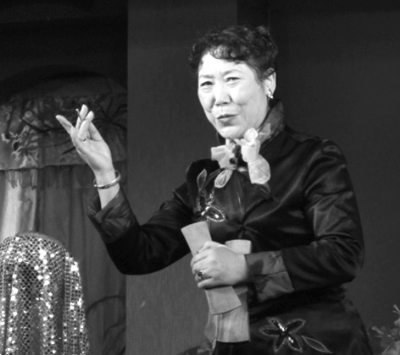 沈桂蓉在表演四川清音 沈桂蓉在表演四川清音