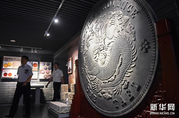 8月23日，观众在博物馆内参观。1